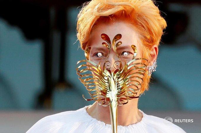 Đúng tinh thần mùa dịch, dàn sao sáng tạo với khẩu trang trên thảm đỏ LHP Venice-1