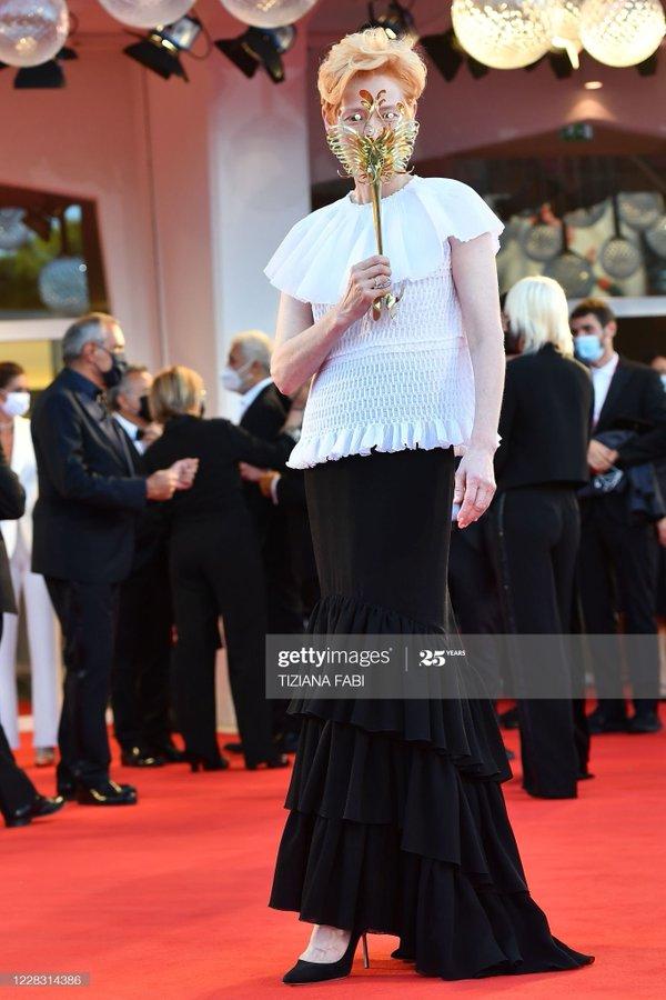 Đúng tinh thần mùa dịch, dàn sao sáng tạo với khẩu trang trên thảm đỏ LHP Venice-3