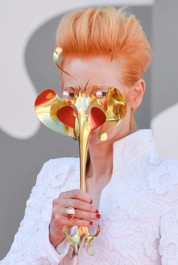 Đúng tinh thần mùa dịch, dàn sao sáng tạo với khẩu trang trên thảm đỏ LHP Venice-4