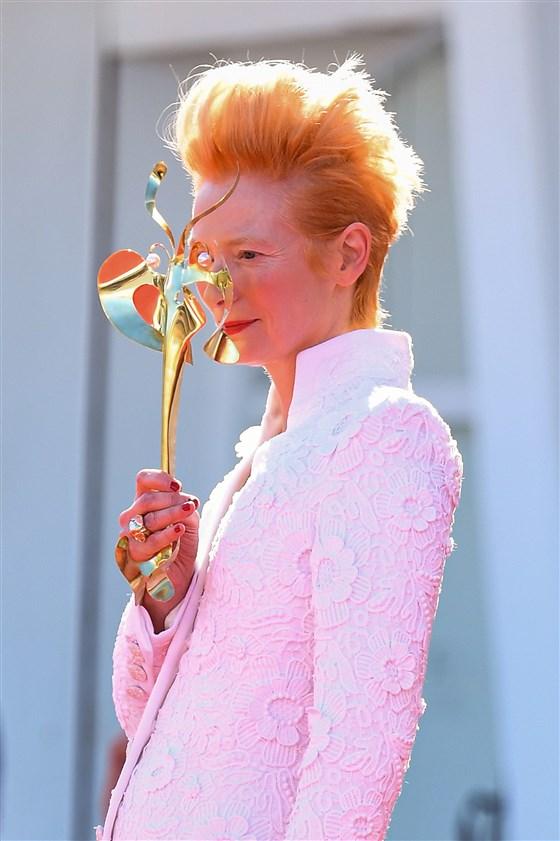 Đúng tinh thần mùa dịch, dàn sao sáng tạo với khẩu trang trên thảm đỏ LHP Venice-6