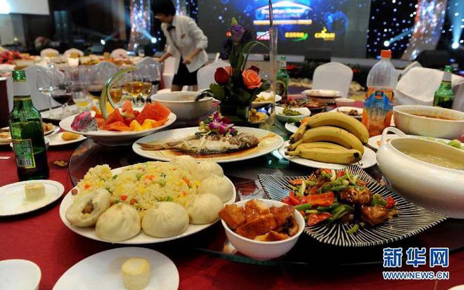 Ăn tiệc kiểu Trung Quốc: Nửa ăn nửa bỏ, khách muốn ăn chay - chủ nhân ép ăn mặn-1