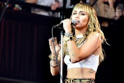 Miley Cyrus khẳng định hát tốt hơn sau thảm họa cháy nhà