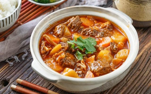 Khi hầm thịt bò nên chần qua hay cho vào nấu luôn? Nếu làm sai thịt không thơm ngon-3