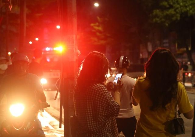 Nửa đêm, người dân Hà Nội vây kín xem công an vây bắt ông bố bạo hành con gái 6 tuổi-2