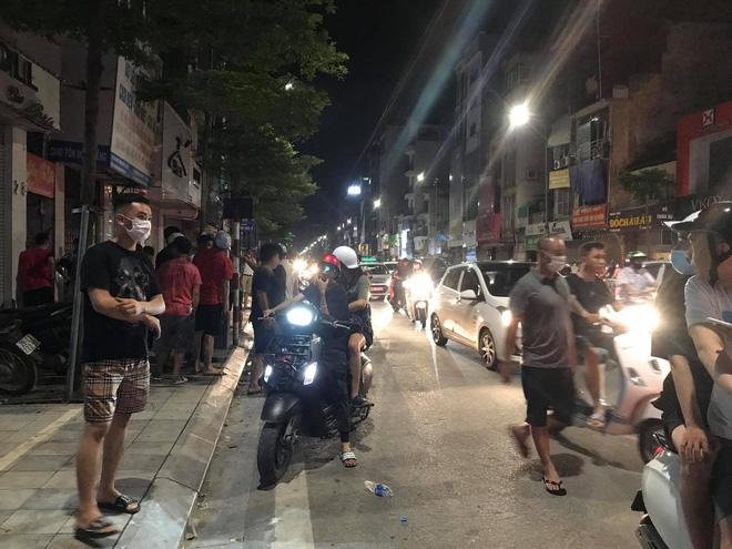 Nửa đêm, người dân Hà Nội vây kín xem công an vây bắt ông bố bạo hành con gái 6 tuổi-4