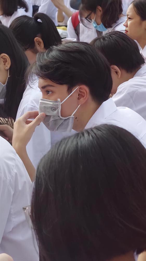 Đeo khẩu trang dự khai giảng, nam sinh trường Quang Trung hở mỗi đôi mắt vẫn đẹp không thể tả-2