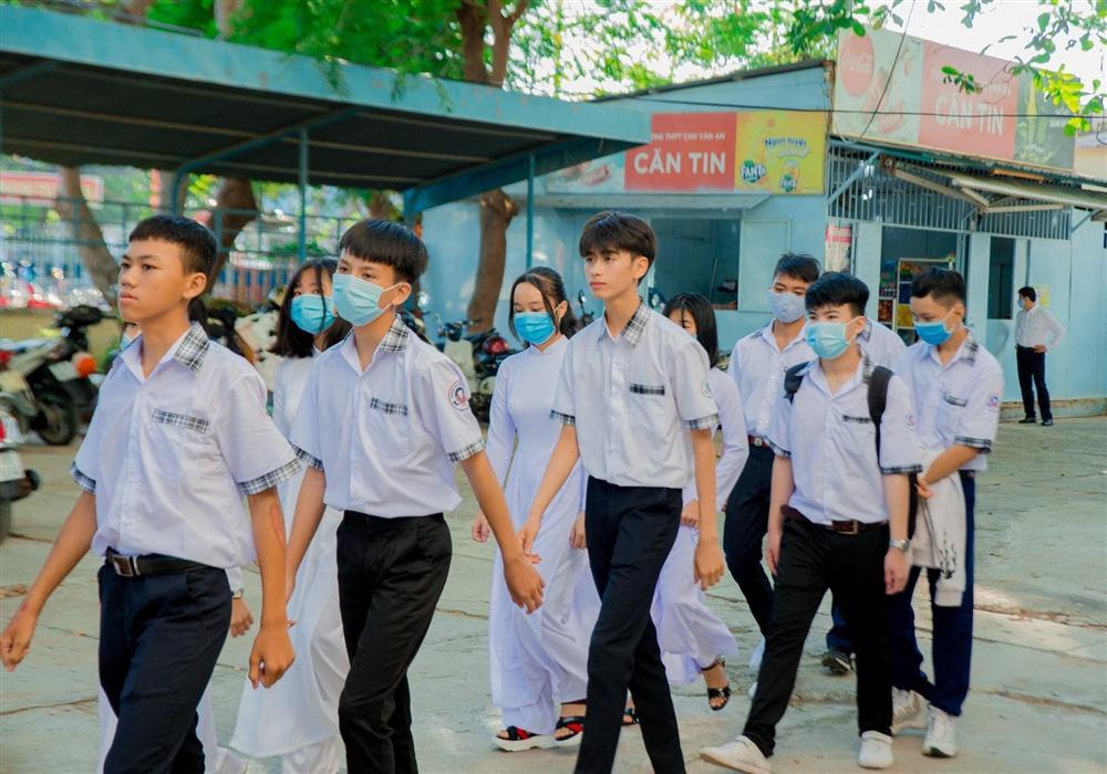 Đeo khẩu trang dự khai giảng, nam sinh trường Quang Trung hở mỗi đôi mắt vẫn đẹp không thể tả-3