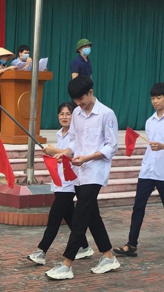 Đeo khẩu trang dự khai giảng, nam sinh trường Quang Trung hở mỗi đôi mắt vẫn đẹp không thể tả-6