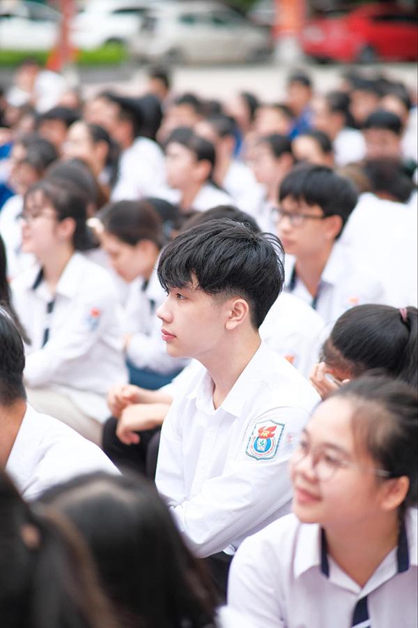 Đeo khẩu trang dự khai giảng, nam sinh trường Quang Trung hở mỗi đôi mắt vẫn đẹp không thể tả-9