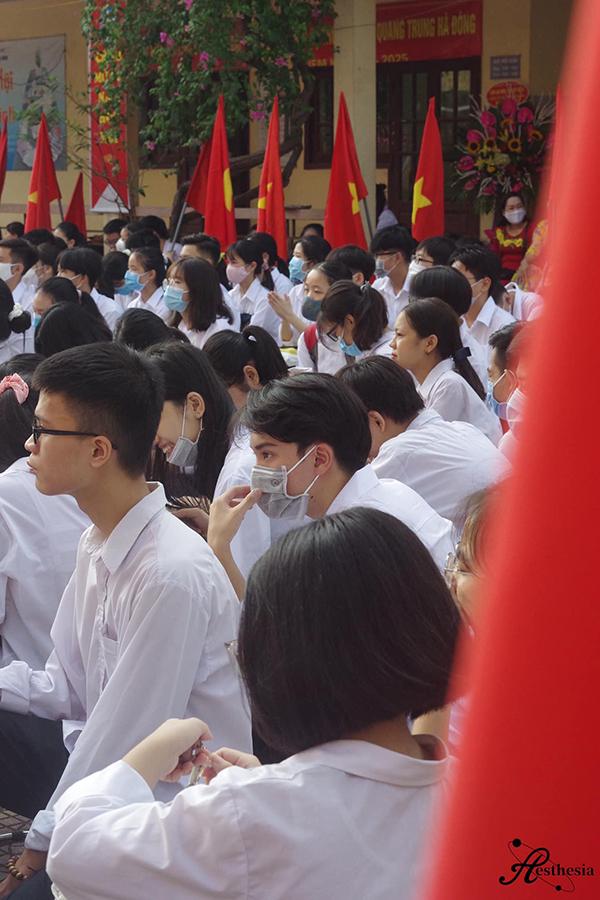 Đeo khẩu trang dự khai giảng, nam sinh trường Quang Trung hở mỗi đôi mắt vẫn đẹp không thể tả-1