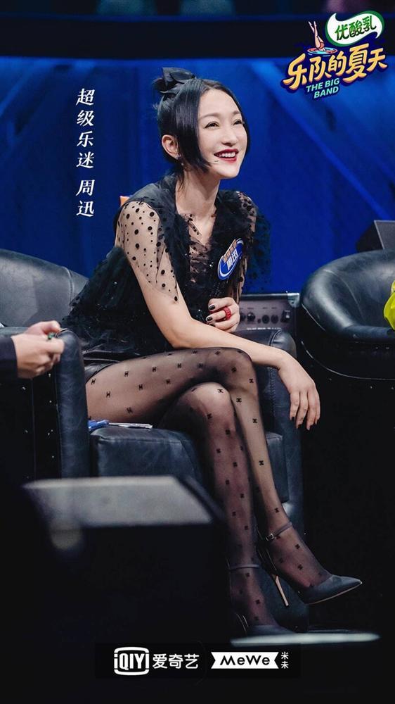 Như Ý Châu Tấn lột xác với mái tóc đỏ rực, thời trang sexy ở tuổi 45-8