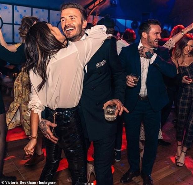 Báo Anh đưa tin vợ chồng David Beckham nhiễm Covid-19 do dự tiệc từ tháng 3, kéo theo 2 nhân viên đi cùng dương tính-2