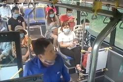 Clip: Nhổ nước bọt vào nữ phụ xe bus vì bị nhắc đeo khẩu trang đúng cách