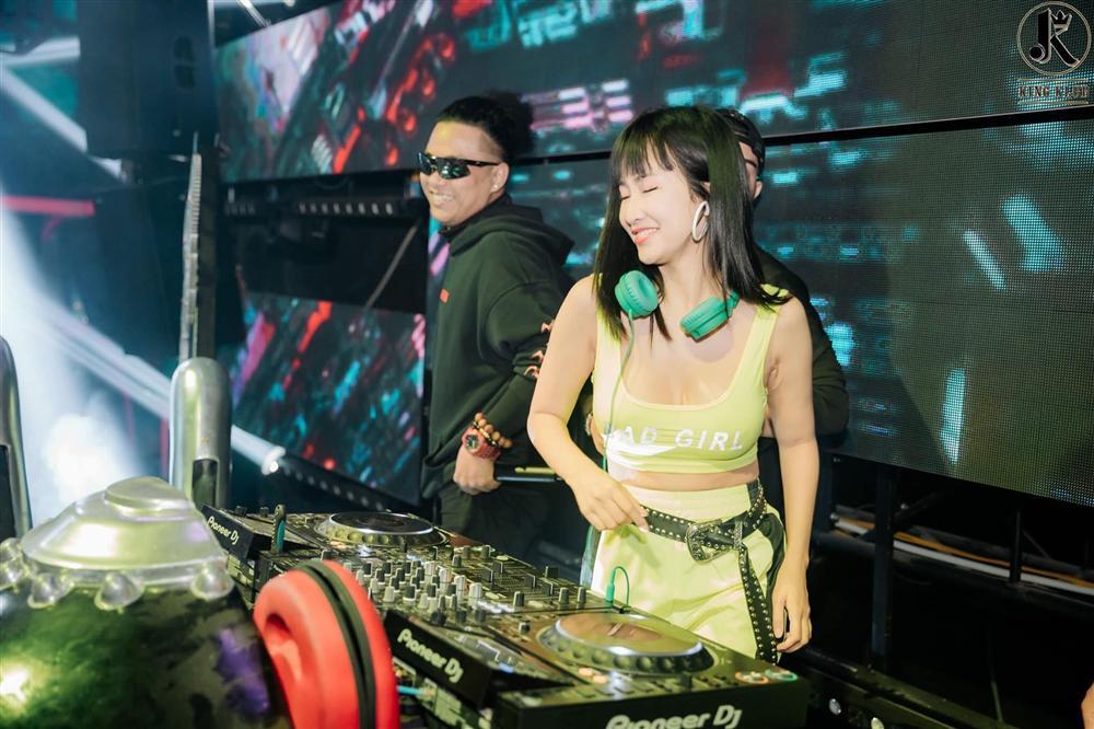 DJ Trang Moon King of Rap nói gì khi bị so sánh kém xinh hơn DJ Mie Rap Việt?-6