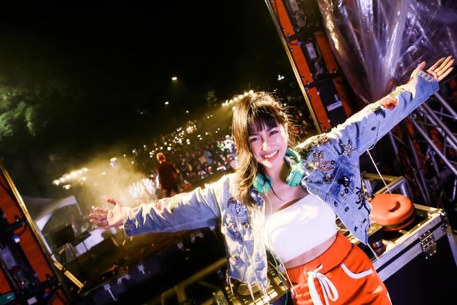 DJ Trang Moon King of Rap nói gì khi bị so sánh kém xinh hơn DJ Mie Rap Việt?-7