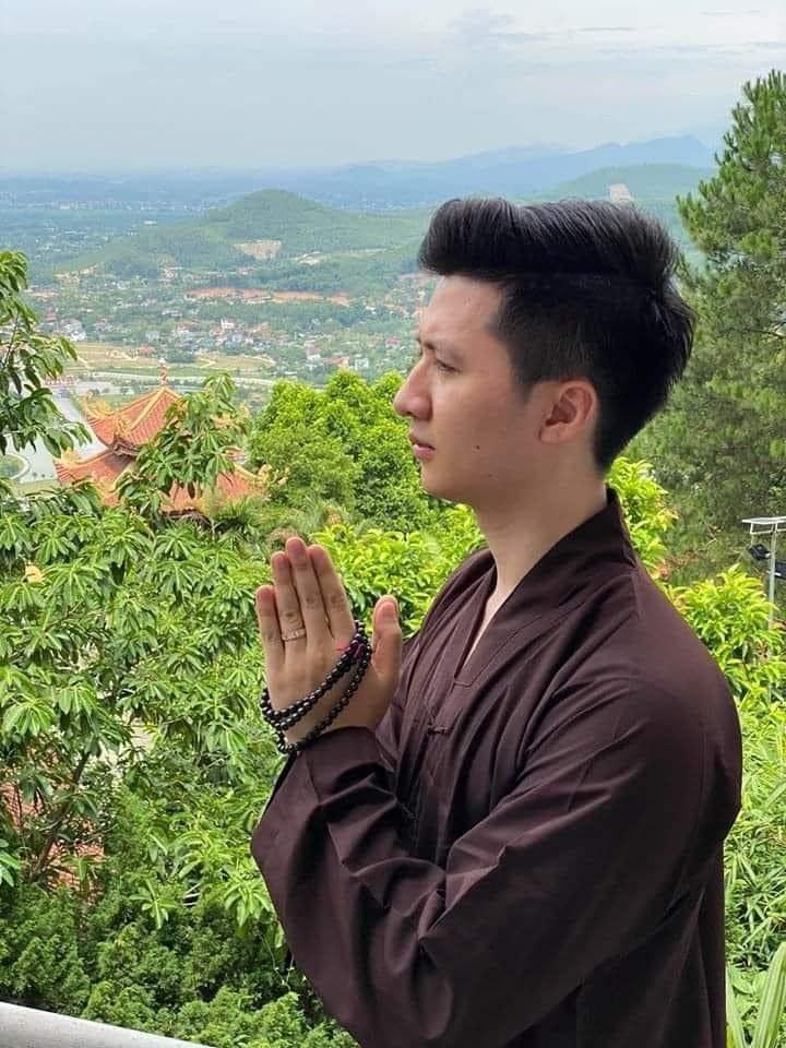 Sau biến cố ly hôn chồng, Nhật Kim Anh diện áo Phật tử đi phóng sinh-5