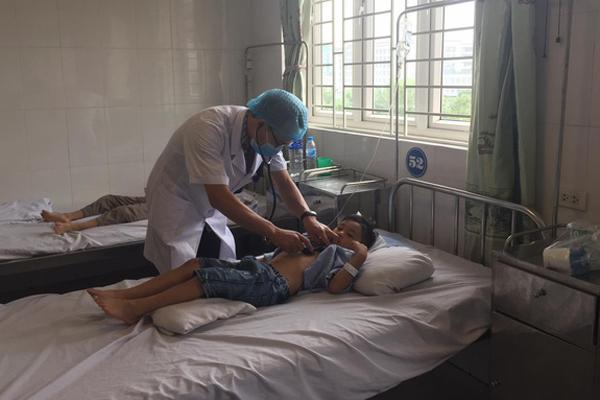 Nghệ An: 16 học sinh tiểu học nhập viện do bị ong đốt-1