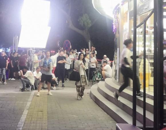 Vốn có phong cách thời trang khá ổn, Triệu Lệ Dĩnh lại bất ngờ gây thất vọng với kiểu phối đồ kỳ quặc-1