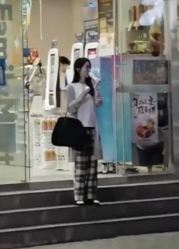 Vốn có phong cách thời trang khá ổn, Triệu Lệ Dĩnh lại bất ngờ gây thất vọng với kiểu phối đồ kỳ quặc-4