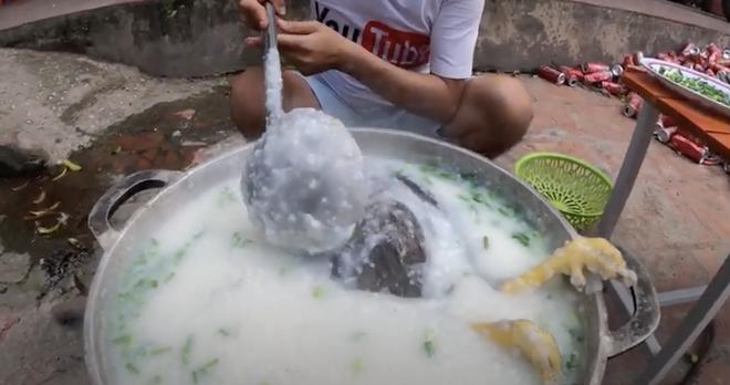 Hưng Vlog làm cháo gà sống nguyên lông, dân mạng kêu gọi report xóa tính năng kiếm tiền!-4