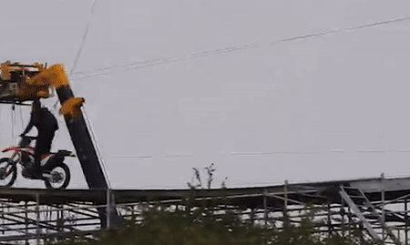 Tom Cruise lái xe lao thẳng xuống vách núi không cần đóng thế-1