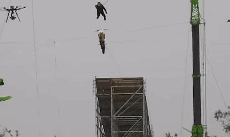 Tom Cruise lái xe lao thẳng xuống vách núi không cần đóng thế-2