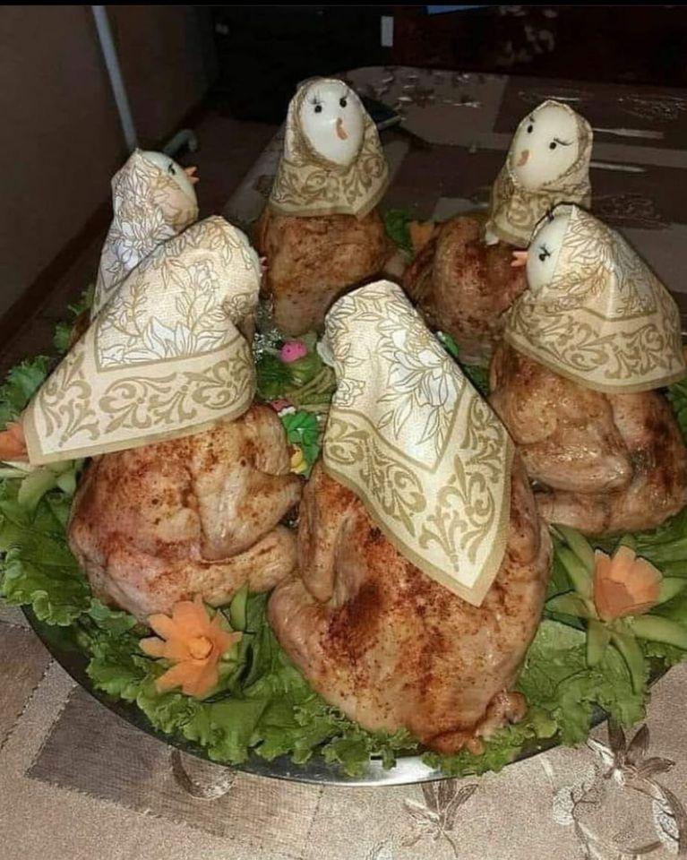 Cô gái trổ tài làm mâm gà bàn đào hội yến nhưng lại hóa phiên bản họp chợ cô hồn-1