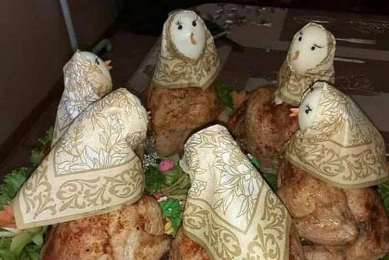 Cô gái trổ tài làm mâm gà 'bàn đào hội yến' nhưng lại hóa phiên bản họp chợ 'cô hồn'