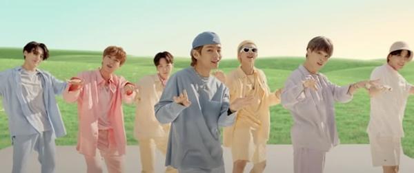 BTS trở thành Nghệ sĩ Châu Á đầu tiên và duy nhất 2 tuần liên tiếp đứng No.1 Billboard Hot 100-4