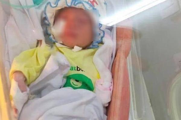 Bé sơ sinh bị bỏ rơi trong thùng rác kèm lời nhắn xé lòng của mẹ-3