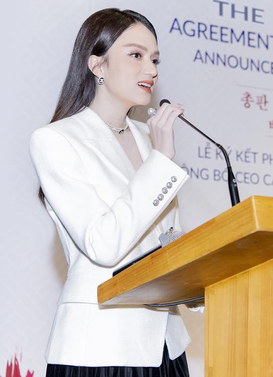 Hương Giang, Ngọc Trinh gợi cảm chết người trong ngày nhậm chức CEO-1