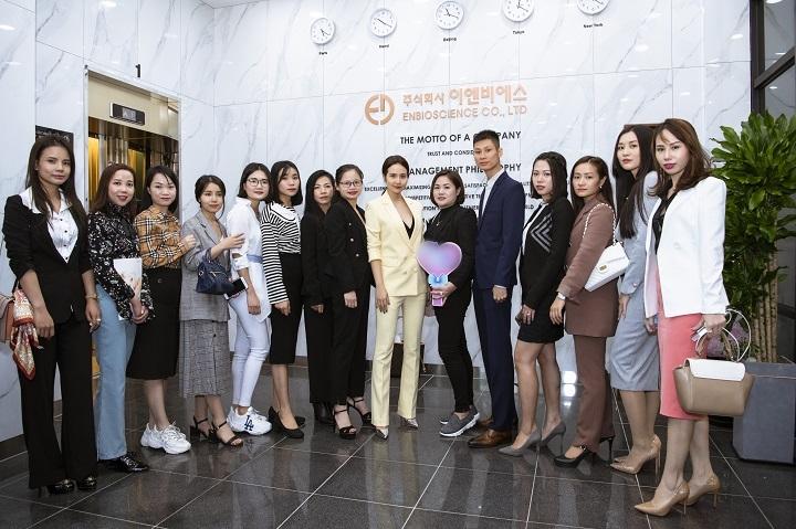 Hương Giang, Ngọc Trinh gợi cảm chết người trong ngày nhậm chức CEO-7