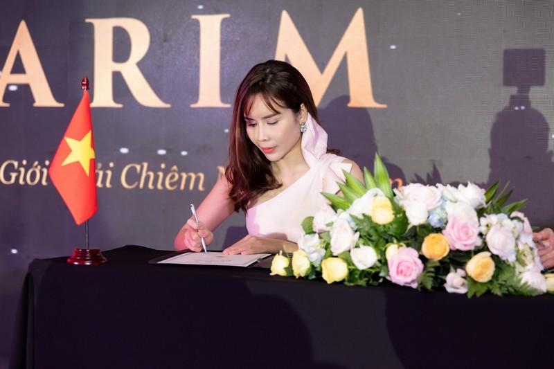 Hương Giang, Ngọc Trinh gợi cảm chết người trong ngày nhậm chức CEO-12