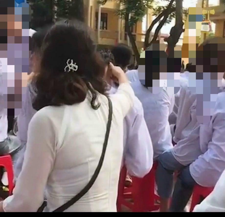 Học sinh đi khai giảng mà ôm ấp không rời, cô giáo xử thẳng tay cả anh lẫn chị-4