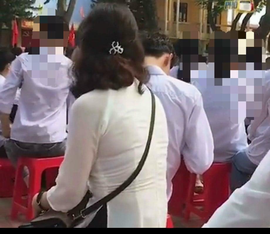 Học sinh đi khai giảng mà ôm ấp không rời, cô giáo xử thẳng tay cả anh lẫn chị-3