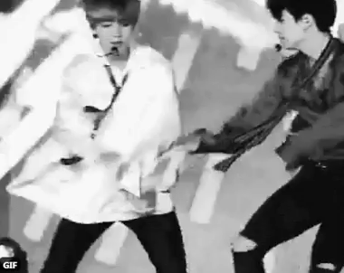 Nổi da gà với sự đồng điệu đáng sợ giữa V và Jungkook-7