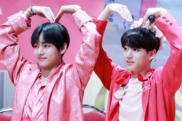 V and Jungkook\'s harmony: Mandu (tên của nhóm quản trị VKook International) đã gửi tới chúng ta một chuỗi ảnh đáng yêu nhứt của V và Jungkook cùng hát vang trong buổi diễn. Nhấp chuột để xem chụp ảnh của hai chàng trai và ngắm nhìn sự hòa hợp đẹp đẽ của giọng hát và tâm hồn.