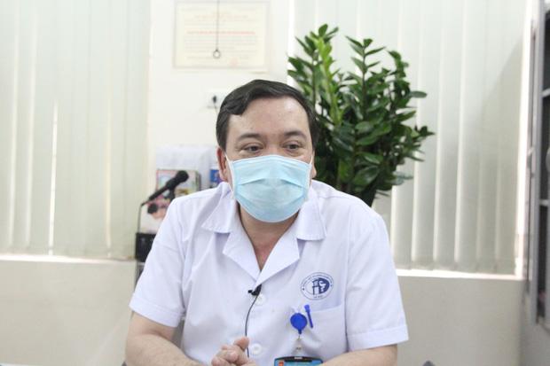 Bé sơ sinh bị bỏ rơi giữa 2 khe tường: Bố mẹ đẻ lóng ngóng đến nhận con-4