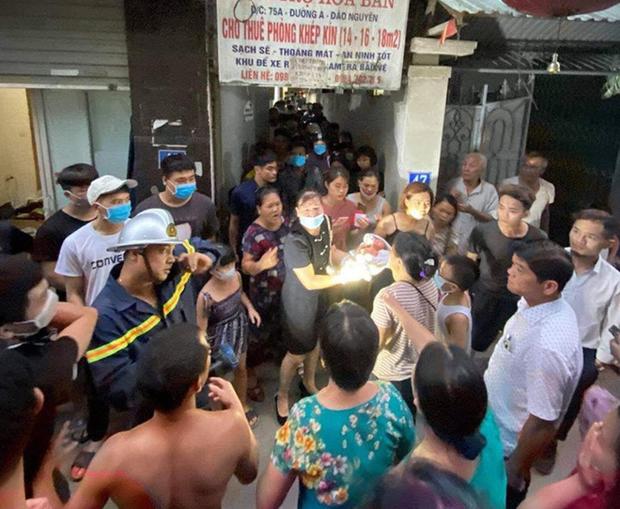 Bé sơ sinh bị bỏ rơi giữa 2 khe tường: Bố mẹ đẻ lóng ngóng đến nhận con-5