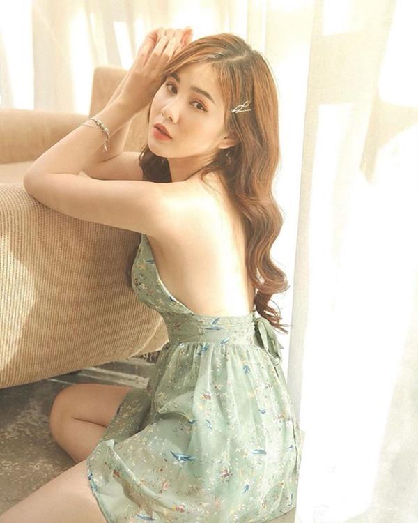 MC Thu Hoài là một trong những gương mặt xinh đẹp, nổi tiếng của truyền hình trong lĩnh vực thể thao. Cô từng gây sốt với bức hình chụp cùng HLV Park Hang Seo.