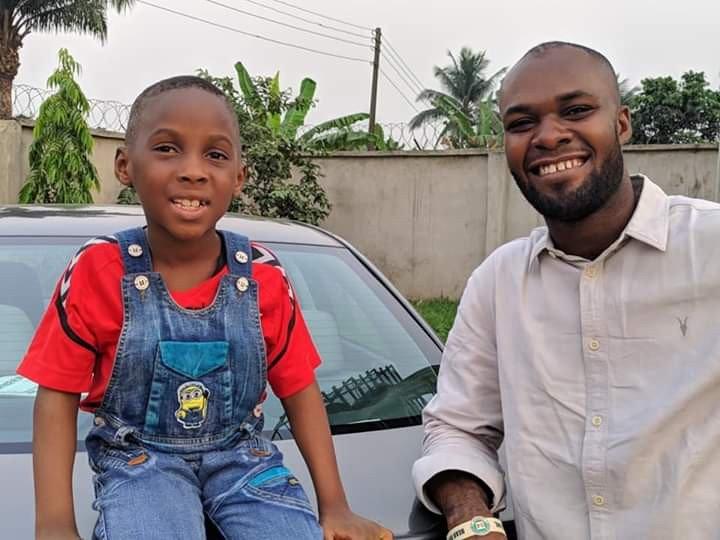 Cuộc sống sung túc hiện tại của cậu bé Châu Phi da bọc xương từng chấn động thế giới-5