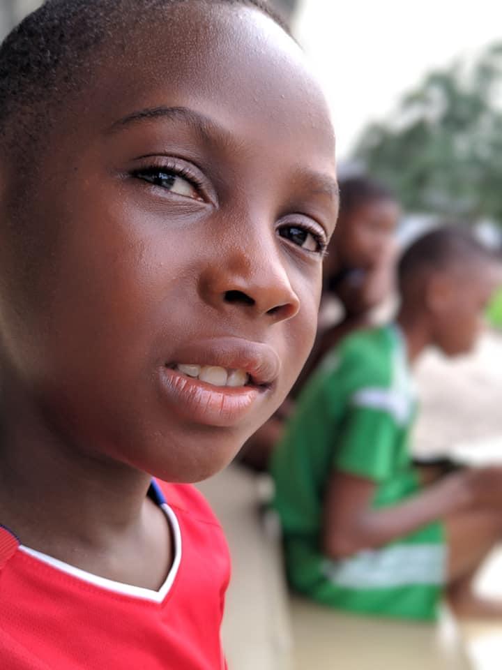 Cuộc sống sung túc hiện tại của cậu bé Châu Phi da bọc xương từng chấn động thế giới-6