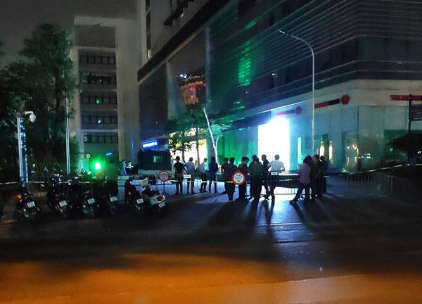 Kinh hoàng: Hai người cùng rơi từ tầng cao chung cư ở Hà Nội-2