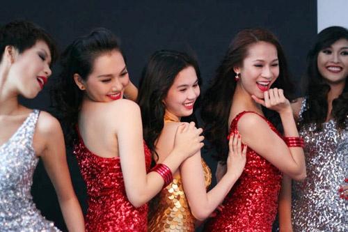 Ngọc Trinh bị lật tẩy chiều cao thật khi đứng cạnh Hương Giang-6