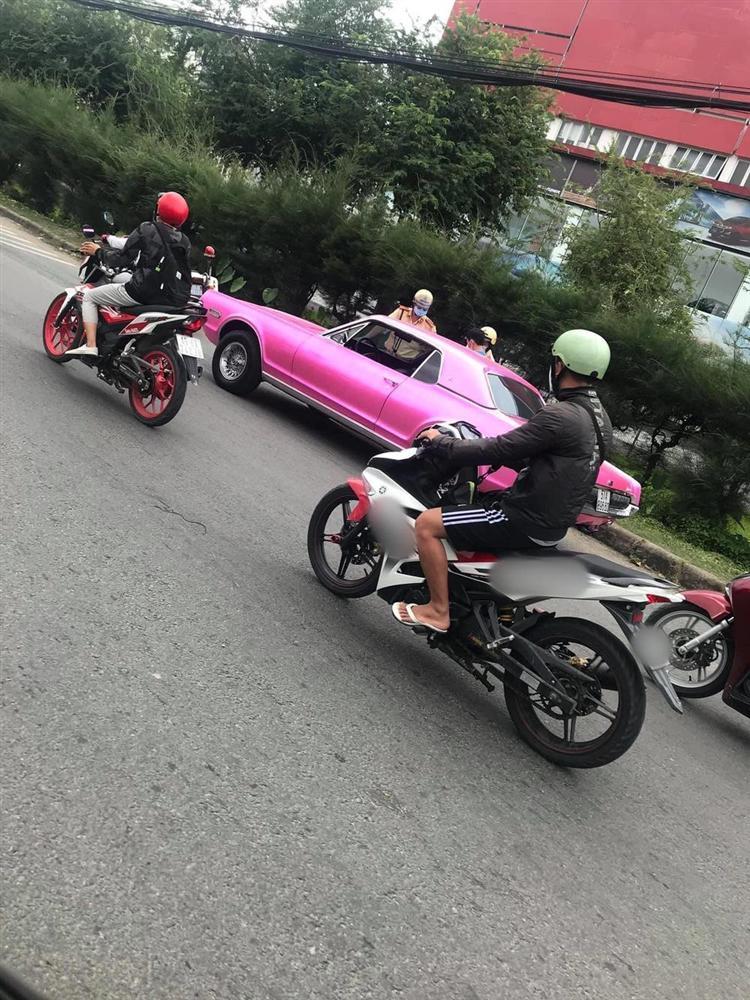 Xôn xao hình ảnh chiếc xe màu hồng của Binz bị cảnh sát giao thông hỏi thăm?-1