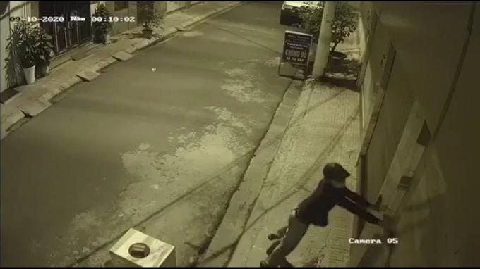 Chồng cũ Âu Hà My bị 2 kẻ lạ mặt khủng bố tạt chất bẩn vào nhà-4