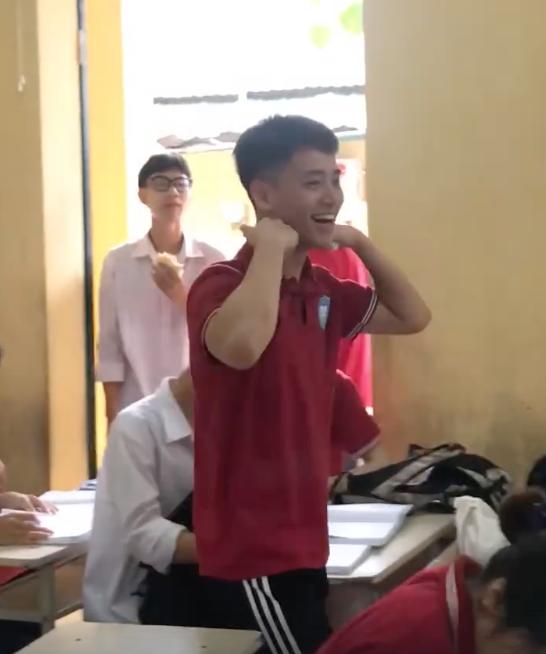 Bày trò trộm bút trêu bạn học, nam sinh vẫn được tha thứ vì quá điển trai-2