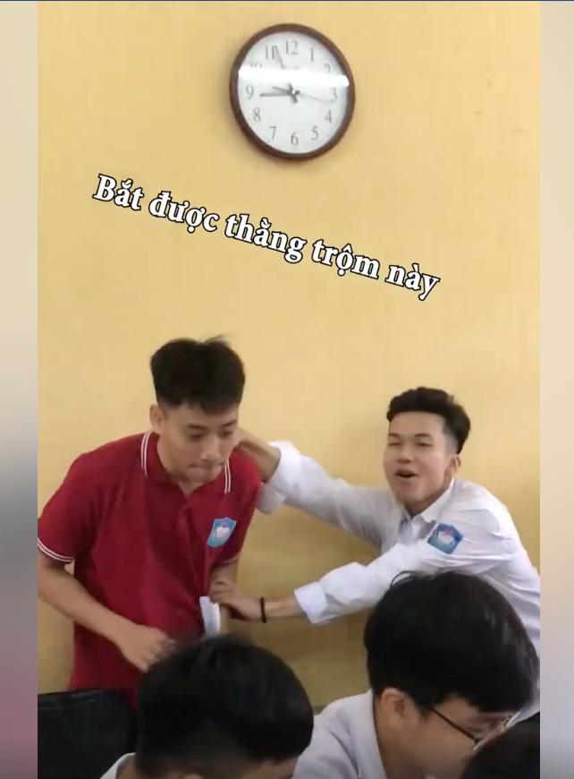 Bày trò trộm bút trêu bạn học, nam sinh vẫn được tha thứ vì quá điển trai-3