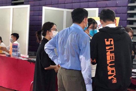 Xúc động hình ảnh tấm lưng bố ướt đẫm mồ hôi vẫn chạy đôn chạy đáo nhập học cho con