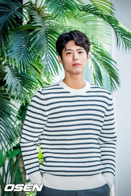 Truyền thông đưa tin Park Bo Gum đã làm tình nguyện tại một trại trẻ mồ côi trong suốt 7 năm. Nam diễn viên cũng gửi quà cho các em nhỏ trước khi lên đường nhập ngũ vì không thể đến gặp mặt trực tiếp.